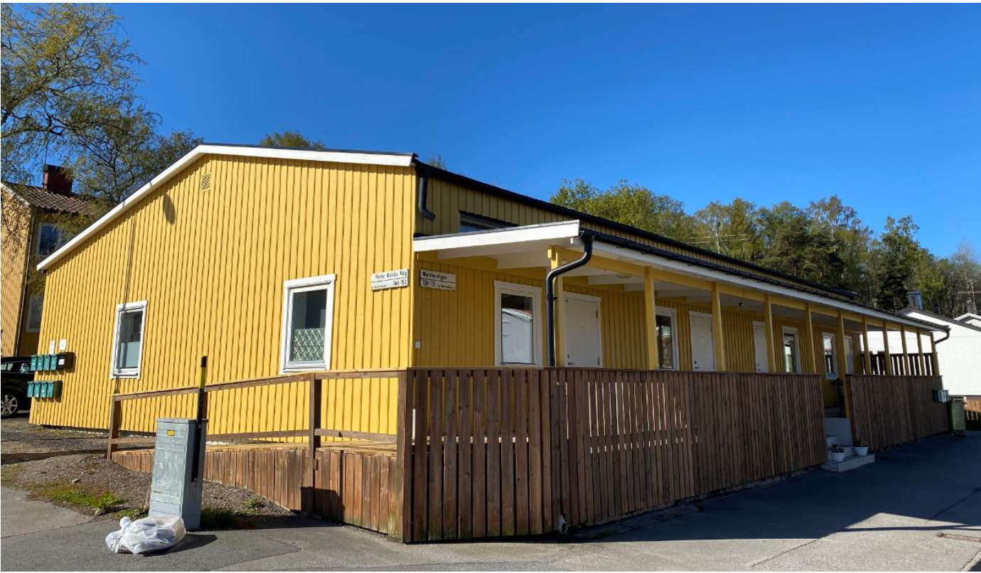 Maratonvägen 126 — gul träbyggnad med egna entréer
